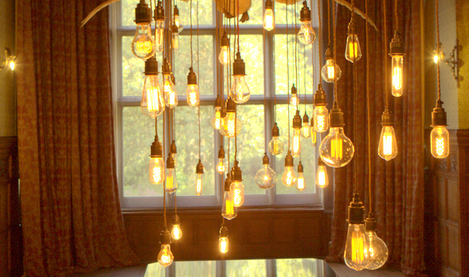 Le lampadine sospese di Ian Dinmore a Cragside's Hanging Bulbs at Cragside